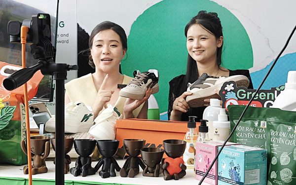 Hộ kinh doanh kiến nghị miễn xuất hóa đơn khi bán hàng trên sàn, Cục Thuế trả lời sao?