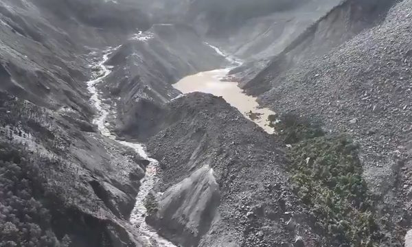 Hồ nghẽn dòng hình thành sau lũ quét ở Nepal