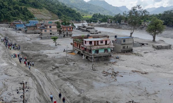 Hồ nghẽn dòng tràn bờ, Nepal sơ tán nhân viên cứu hộ