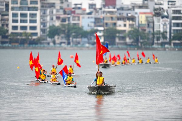 Hồ Tây “dậy sóng” với màn tranh tài thuyền rồng, ván SUP giữa mùa thu Hà Nội