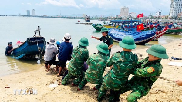 Hỗ trợ ngư dân trục vớt thuyền cá bị chìm tại biển Nhật Lệ