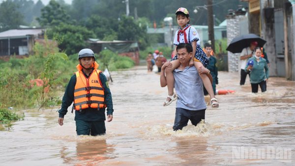 Hỗ trợ người dân khắc phục hậu quả ngập lụt ở Đồng Nai