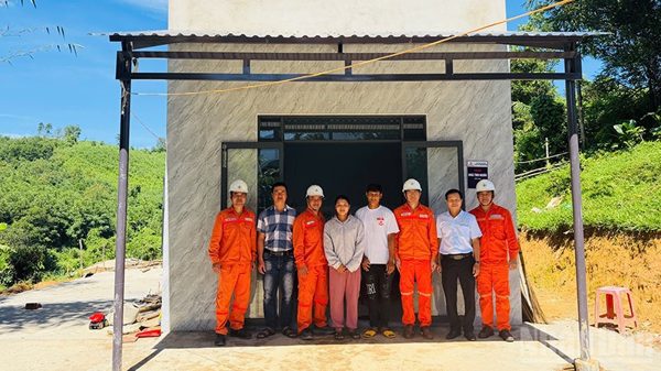 Hỗ trợ xây dựng nhà tình nghĩa cho các hộ nghèo ở xã miền núi Trà Tân