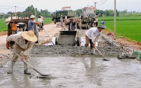 Hỗ trợ xi măng làm đường nông thôn, mùa mưa đã đến mà xi măng vẫn chưa tới