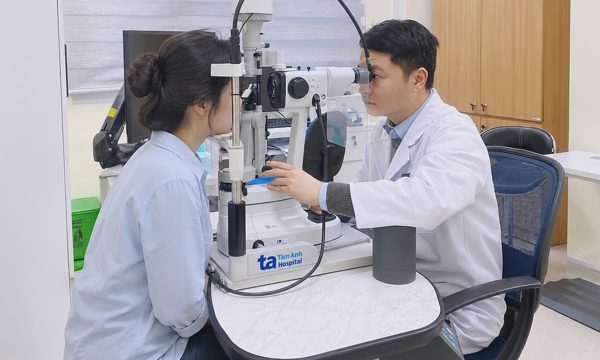 Hóa chất sơn móng tay chân ảnh hưởng mắt thế nào?
