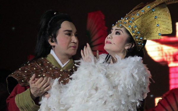 Hoa Hạ nhớ vị giám đốc ‘chịu chơi’ để có cải lương hoành tráng Kim Vân Kiều, Chiếc áo thiên nga