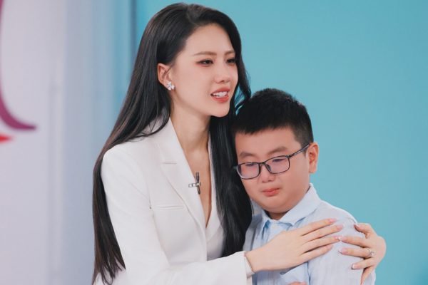 Hoa hậu Bùi Quỳnh Hoa xúc động trước hoàn cảnh của thí sinh người mẫu nhí