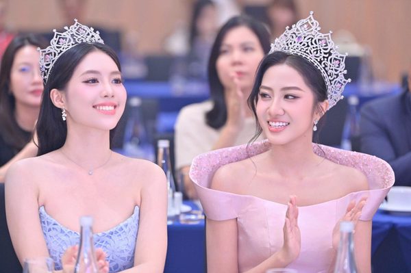 Hoa hậu Hà Trúc Linh, Ngọc Hân và các á hậu trên thảm đỏ