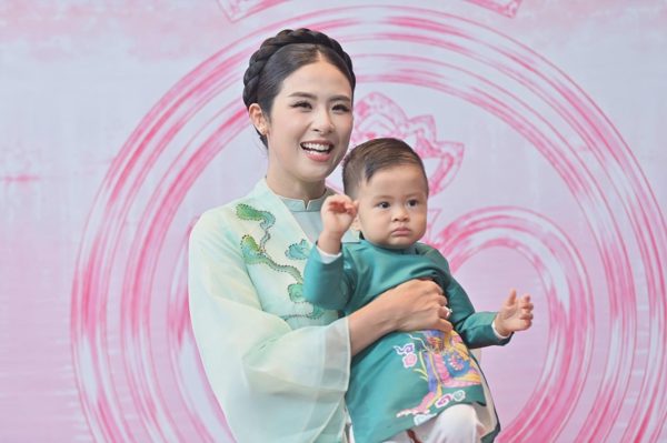 Hoa hậu Ngọc Hân bế con trai 1 tuổi lên thảm đỏ Hoa hậu Việt Nam 2026