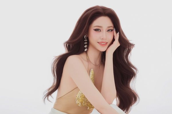 "Hoa hậu nói 4 thứ tiếng": Nhan sắc thăng hạng, cuộc sống sau 1 năm ra sao?