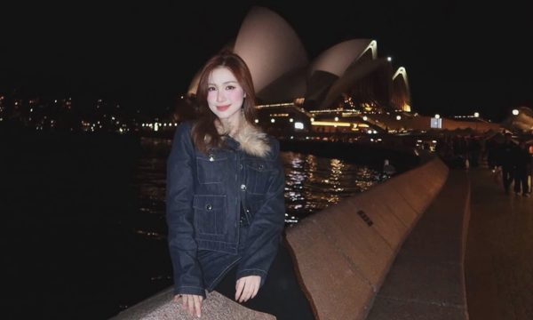Hòa Minzy dát hàng hiệu trên phố Sydney