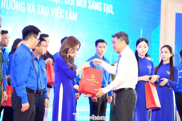 Hòa Minzy, Đen Vâu cùng nhiều gương mặt trẻ nổi bật được Thủ tướng biểu dương