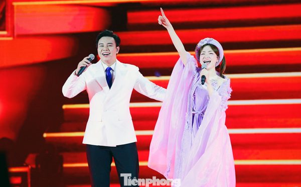 Hòa Minzy, Đông Hùng bùng nổ trong đêm nhạc thanh niên