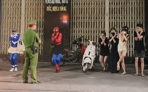 Hóa trang thành siêu nhân, người nhện 'đi bão', nhóm thiếu niên bị phạt 'thụt dầu'