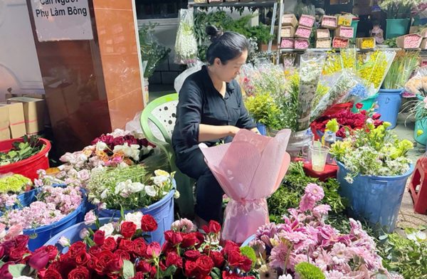 Hoa tươi ế ẩm, quà thiết thực lên ngôi dịp 20/10