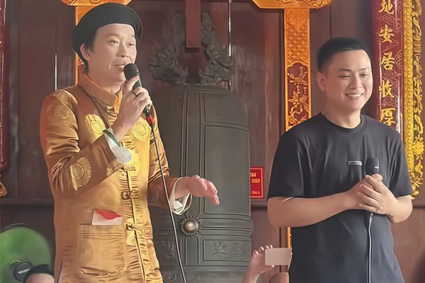 Hoài Lâm đưa bạn gái đến đền thờ Tổ trăm tỷ, cùng Hoài Linh song ca ngọt lịm