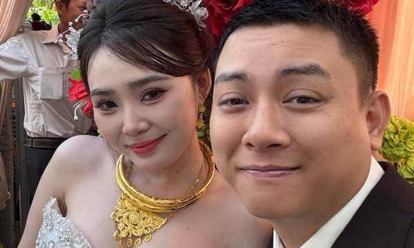 Hoài Lâm hát trong tiệc cưới