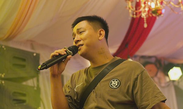 Hoài Lâm hát trong tiệc trước ngày cưới