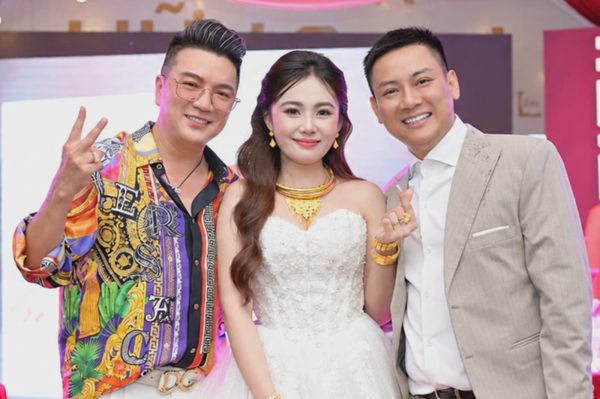 Hoài Lâm lái xe máy rước cô dâu về nhà, Đàm Vĩnh Hưng hát nhảy tại lễ cưới