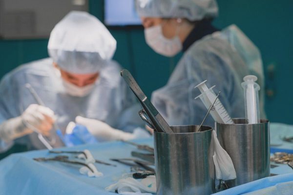 Hoãn phẫu thuật để du lịch, người đàn ông suýt chết vì khối máu đông 7 cm