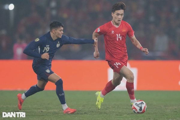 Hoàng Đức báo tin không vui với HLV Kim Sang Sik trước FIFA ASEAN Cup