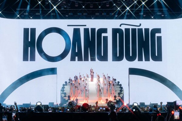 Hoàng Dũng khóc xúc động trước 11.000 khán giả tại đêm nhạc Xoay Tròn Day 3