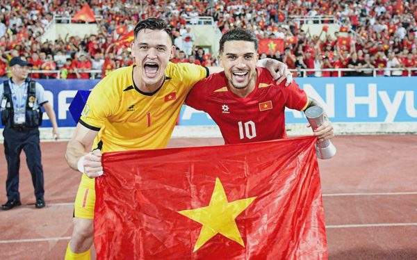 Hoàng Hên, Patrik Lê Giang, Xuân Son khoe ảnh nâng cúp: 'Yêu Việt Nam'