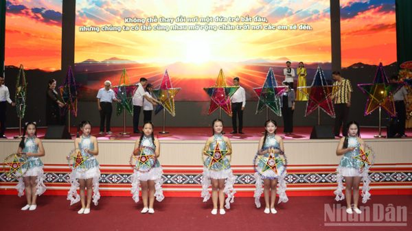 Học bổng “Chân trời ước mơ-Hành trình 15 năm” chắp cánh cho trẻ em nghèo Quảng Ngãi