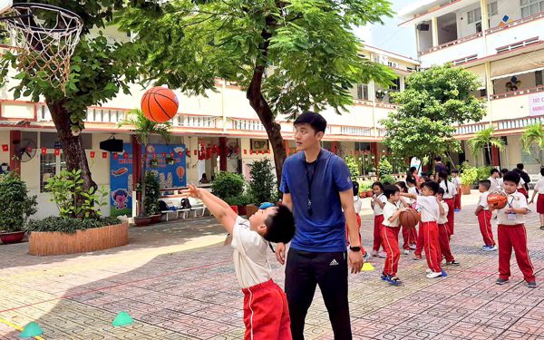 Học chính khóa 4 ngày/tuần: phụ huynh lo con em ở nhà 'cày' game