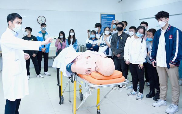 Học phí ngành y hơn 1 tỉ đồng, SV nghèo làm sao 'chạm' tới giấc mơ thành bác sĩ?