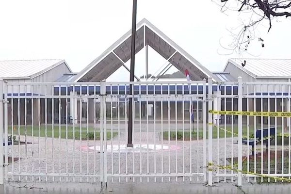 Học sinh 5 tuổi tử vong sau khi bảng điện tử trong lớp học đổ trúng