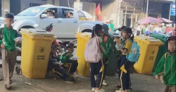 Học sinh ăn sáng cạnh thùng rác trước cổng trường, nhà trường nói gì?