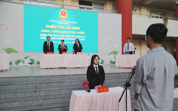 Học sinh bất ngờ khi nghe mức bồi thường trong phiên tòa giả định về bạo lực học đường