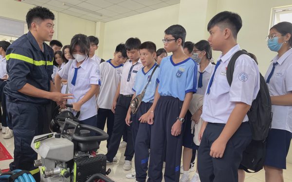 Học sinh Cần Thơ học kỹ năng thoát nạn từ độ cao 32m, vượt khói độc