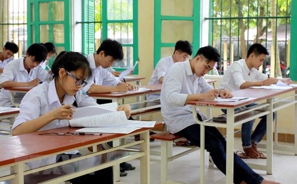Học sinh cao 1,8 m, vẫn ngồi chiếc bàn 'nhỏ xíu' ở trường