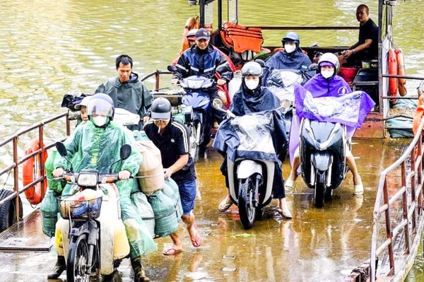 Học sinh, công nhân ở Bắc Ninh chật vật vì 2 bến đò tạm dừng hoạt động