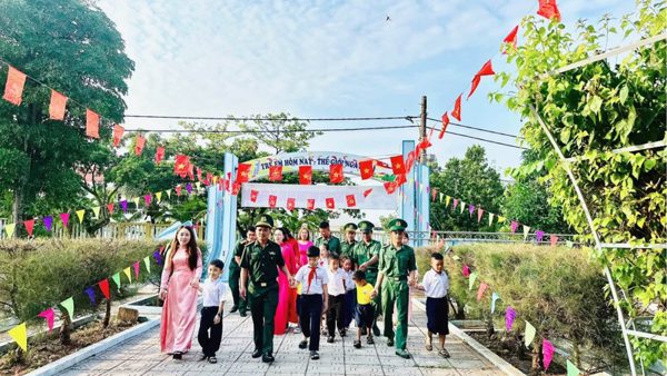 Học sinh đặc khu Cồn Cỏ, tỉnh Quảng Trị hân hoan bước vào năm học mới