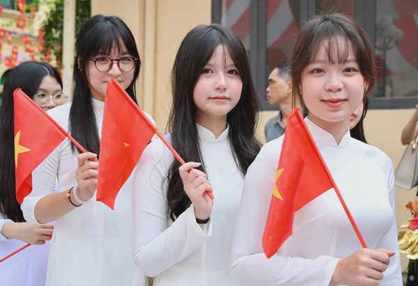Học sinh được khám sức khỏe một lần đầu năm học mới