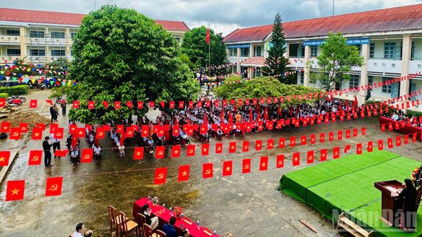 Học sinh Gié Triêng tỉnh Quảng Ngãi đón mừng năm học mới