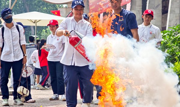 Học sinh Hà Nội vào vai lính cứu hỏa, trải nghiệm tham gia chữa cháy