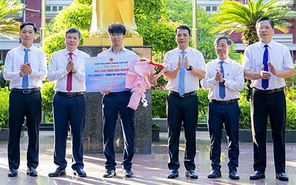 Học sinh Huế giành bạc Olympic vật lý quốc tế được thưởng 150 triệu đồng