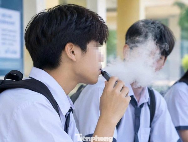 Học sinh hút thuốc lá điện tử: Từ tò mò dùng thử đến thói quen khó bỏ