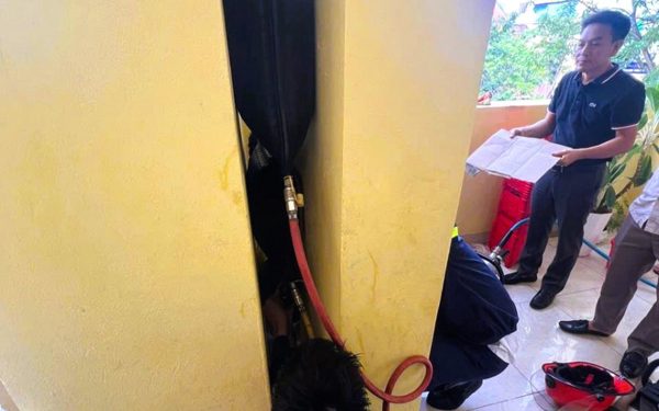 Học sinh lớp 2 mắc kẹt trong khe tường, cảnh sát giải cứu sau 30 phút