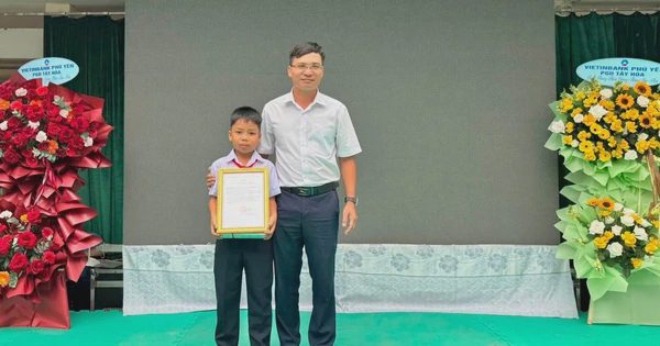 Học sinh lớp 4 nhặt 4,8 triệu đồng trả lại du khách, được biểu dương ngày khai giảng