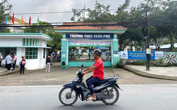 Học sinh lớp 8 bị nhóm bạn đánh bằng nón bảo hiểm trước cổng trường