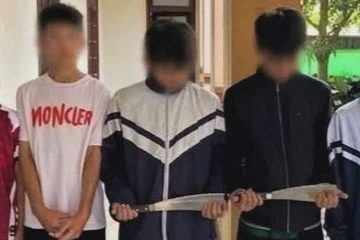 Học sinh lớp 8 bỏ dao phay vào ba lô để giải quyết mâu thuẫn trên sân bóng