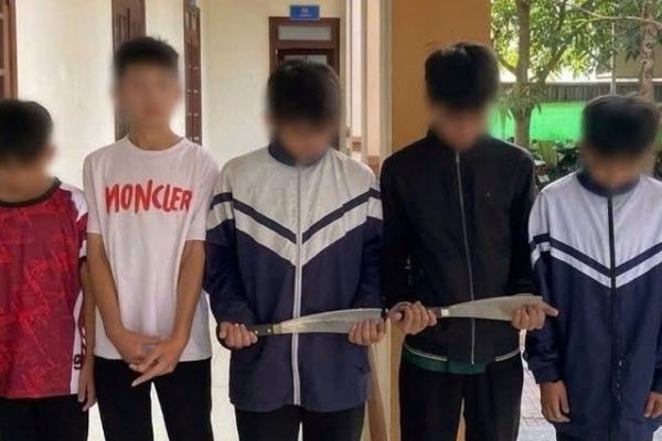 Học sinh lớp 8 giấu dao phay trong ba lô, hẹn nhau ra nghĩa trang ‘nói chuyện’