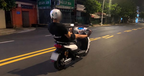 Học sinh lớp 9 ở TP.HCM dùng chân lái xe máy điện: CSGT tịch thu xe