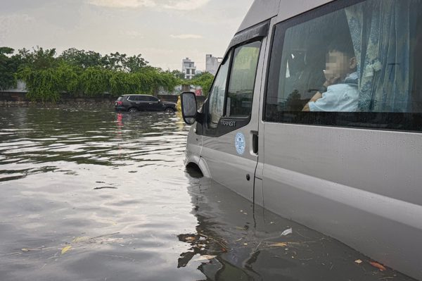 Học sinh mắc kẹt giữa “biển nước” trên tuyến đường cứ mưa là ngập ở Hà Nội