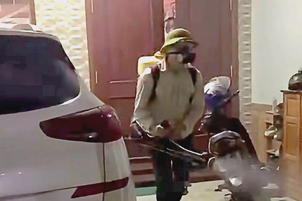 Học sinh mắc sốt xuất huyết, ngành y tế phun hóa chất trong đêm